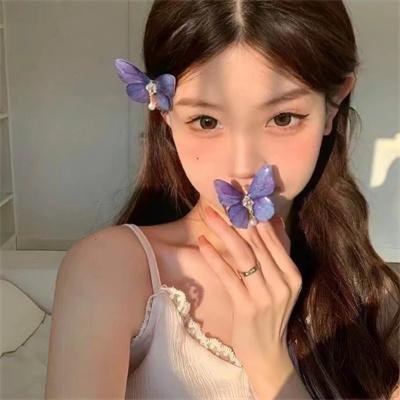 蓝色牛仔裤芬兰小姐